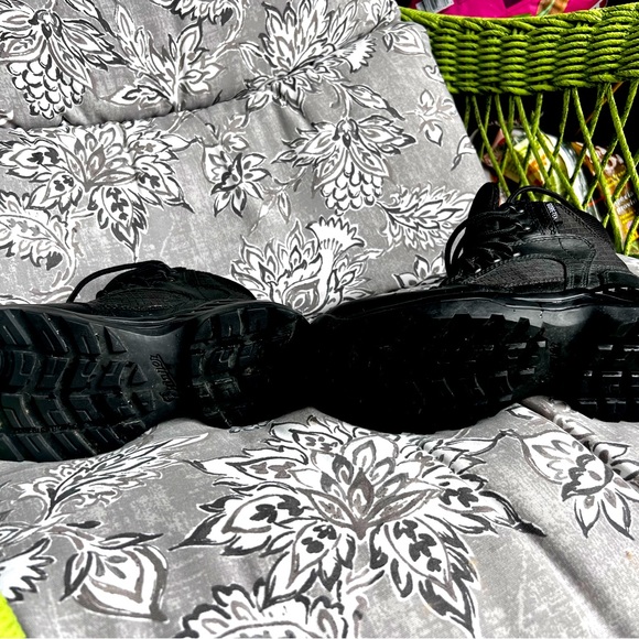 *Like New Danner Kinetic 8” Black Hiking Boots. Size 6, they run a tad small. - Picture 5 of 9